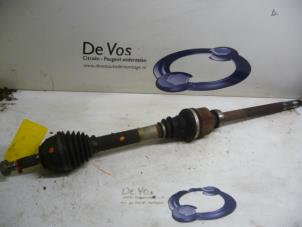 Gebruikte Aandrijfas rechts-voor Peugeot 407 (6C/J) 2.0 HDiF 16V Prijs € 80,00 Margeregeling aangeboden door De Vos Onderdelen