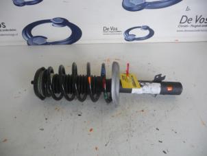 Gebruikte Veerpoot links-voor Peugeot 207 Prijs € 55,00 Margeregeling aangeboden door De Vos Onderdelen