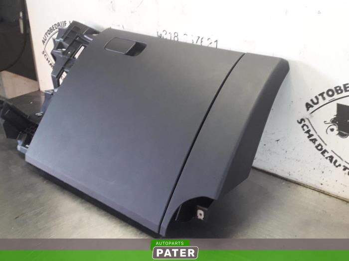 Handskfack från en Volkswagen Up! (121) 1.0 12V 60 2013