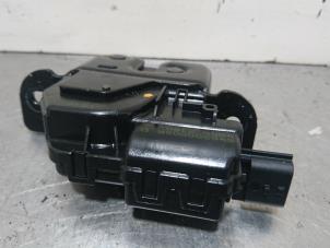 Gebruikte Slotmechaniek Achterklep Renault Twingo II (CN) 1.2 16V Prijs € 26,25 Margeregeling aangeboden door Autoparts Pater