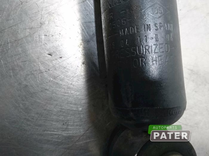 Stötdämpare, vänster bak från en Renault Captur (2R) 0.9 Energy TCE 12V 2018