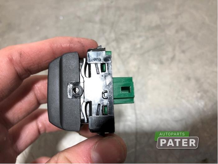 ASR-brytare från en Renault Captur (2R) 0.9 Energy TCE 12V 2018