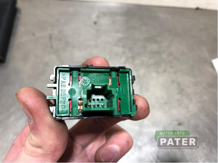 ASR-brytare från en Renault Captur (2R) 0.9 Energy TCE 12V 2018