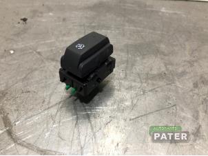 Begagnade ASR-brytare Renault Captur (2R) 0.9 Energy TCE 12V Pris € 10,50 Marginaltabell erbjuds av Autoparts Pater