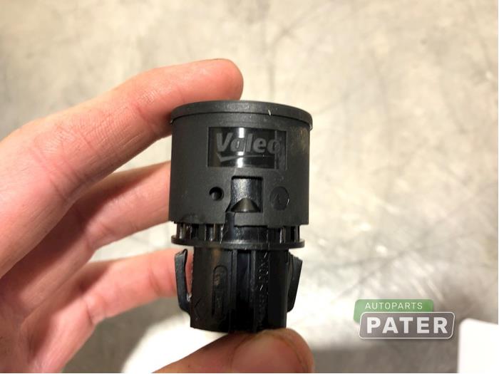 Start/stopp-brytare från en Renault Captur (2R) 0.9 Energy TCE 12V 2018