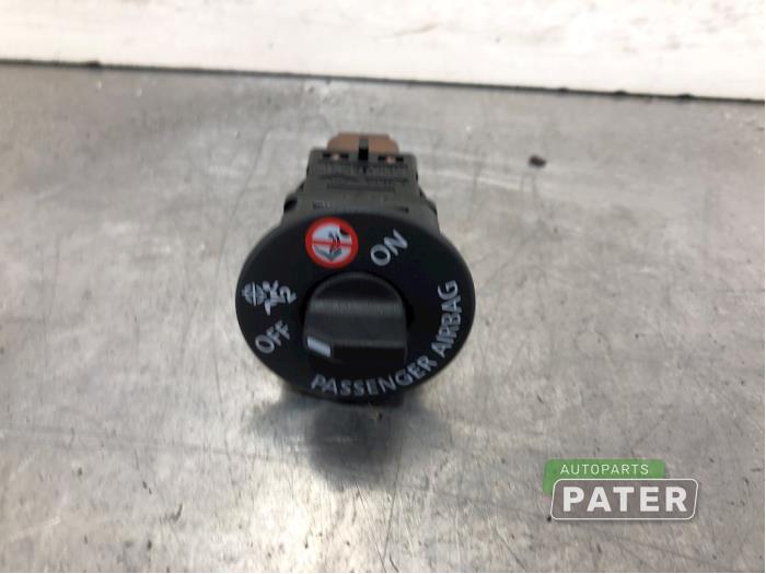 Airbag-brytare från en Renault Captur (2R) 0.9 Energy TCE 12V 2018