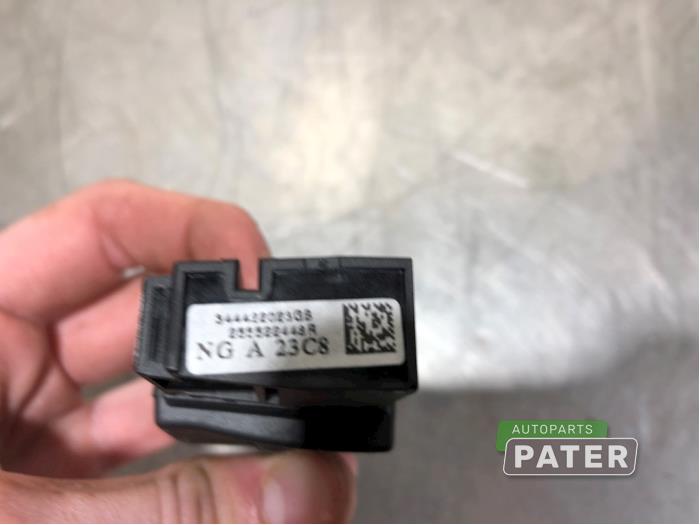 Rattmonterad radiostyrning från en Renault Captur (2R) 0.9 Energy TCE 12V 2018