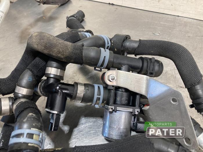 Elektrisk värmeventil från en Audi Q7 (4MB/4MG) 3.0 TDI V6 24V e-tron plug-in hybrid 2018