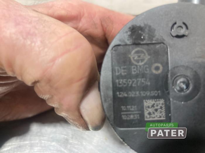 Extra vattenpump från en Opel Astra K 1.2 Turbo 12V 2021