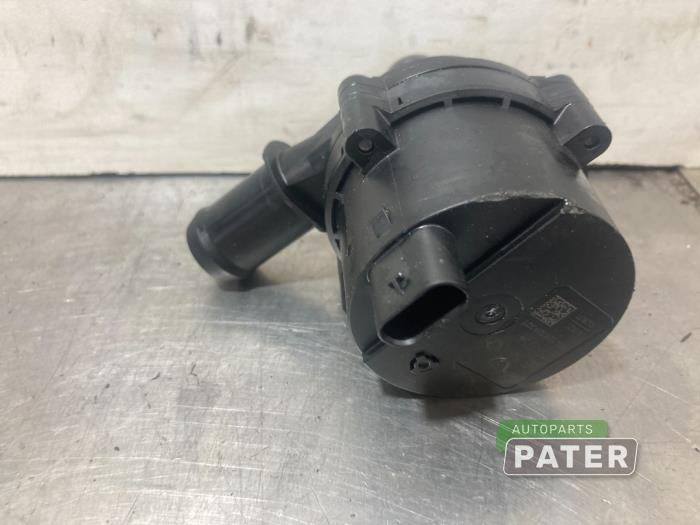 Extra vattenpump från en Opel Astra K 1.2 Turbo 12V 2021