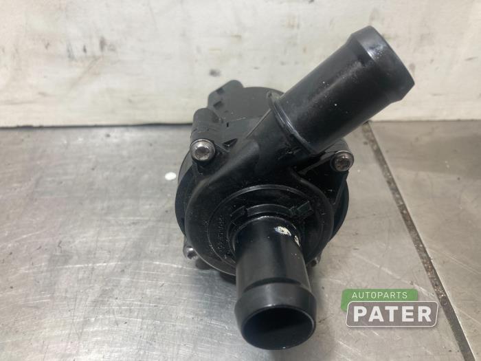 Extra vattenpump från en Opel Astra K 1.2 Turbo 12V 2021