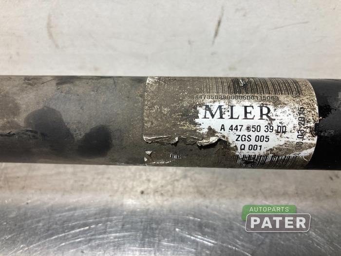 Drivaxel, höger bak från en Mercedes-Benz V (447.8) 2.1 250 BlueTEC, 250 d 16V 2016