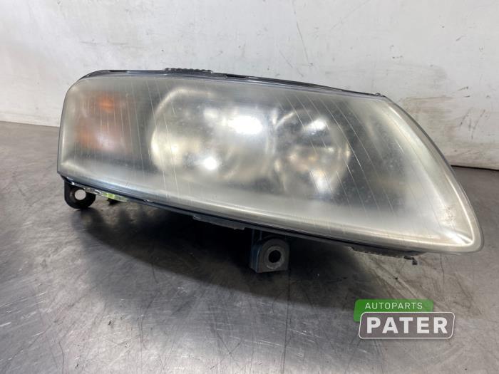 Strålkastare, höger från en Audi A6 Quattro (C6) 3.2 V6 24V FSI 2004