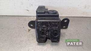 Gebruikte Slotmechaniek Achterklep Kia Niro I (DE) E-Niro 64 kWh Prijs € 47,25 Margeregeling aangeboden door Autoparts Pater