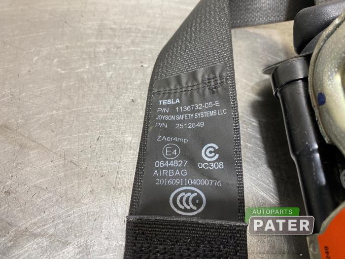 Främre säkerhetsbälte, vänster från en Tesla Model X 75D 2018