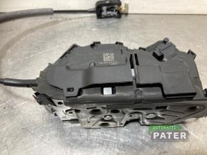 Begagnade Dörrlåsmekanism, 4-dörrars, vänster bak Skoda Scala 1.0 TSI 115 Pris € 21,00 Marginaltabell erbjuds av Autoparts Pater