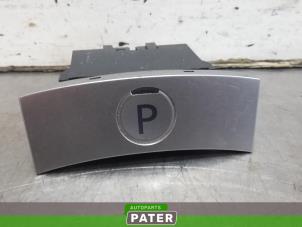 Begagnade Brytare, parkeringsbroms Mitsubishi Outlander (GF/GG) 2.0 16V PHEV 4x4 Pris € 26,25 Marginaltabell erbjuds av Autoparts Pater