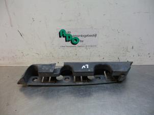 Begagnade Stötfångarfäste, vänster fram Peugeot 407 SW (6E) 3.0 V6 24V VVT Pris € 25,00 Marginaltabell erbjuds av Autodemontagebedrijf Otte