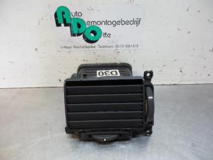 Begagnade Luftmunstycke, instrumentbräda Kia Cerato 1.6 16V Pris € 10,00 Marginaltabell erbjuds av Autodemontagebedrijf Otte