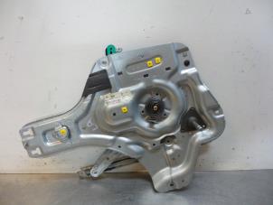 Begagnade Fönstermekanism för bakre dörr, 4-dörrars, vänster Kia Cerato 1.6 16V Pris € 25,00 Marginaltabell erbjuds av Autodemontagebedrijf Otte