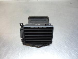 Begagnade Luftmunstycke, instrumentbräda Kia Cerato 1.6 16V Pris € 10,00 Marginaltabell erbjuds av Autodemontagebedrijf Otte