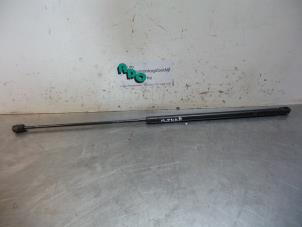 Begagnade Gasfjäder, motorhuv, vänster Opel Calibra 2.5 V6 24V Pris € 20,00 Marginaltabell erbjuds av Autodemontagebedrijf Otte