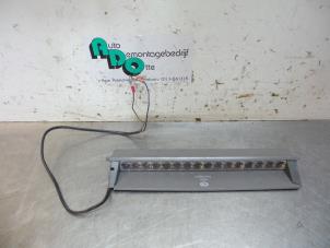 Begagnade Tredje bromsljus Opel Calibra 2.5 V6 24V Pris € 15,00 Marginaltabell erbjuds av Autodemontagebedrijf Otte