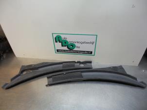 Begagnade Torpedgaller Hyundai Coupe 2.0i 16V Pris € 25,00 Marginaltabell erbjuds av Autodemontagebedrijf Otte