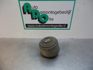 Gebruikte Motorsteun Mercedes CLK (C209) 3.2 320 V6 18V Prijs € 25,00 Margeregeling aangeboden door Autodemontagebedrijf Otte