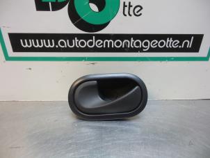 Begagnade Dörrhandtag, 4-dörrars, vänster fram Renault Clio III (BR/CR) 1.2 16V 75 Pris € 10,00 Marginaltabell erbjuds av Autodemontagebedrijf Otte