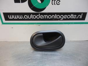 Begagnade Dörrhandtag, 4-dörrars, vänster bak Renault Clio III (BR/CR) 1.2 16V 75 Pris € 10,00 Marginaltabell erbjuds av Autodemontagebedrijf Otte