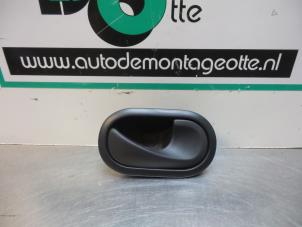 Begagnade Dörrhandtag, 4-dörrars, höger bak Renault Clio III (BR/CR) 1.2 16V 75 Pris € 10,00 Marginaltabell erbjuds av Autodemontagebedrijf Otte