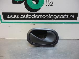 Begagnade Dörrhandtag, 4-dörrars, höger fram Renault Clio III (BR/CR) 1.2 16V 75 Pris € 10,00 Marginaltabell erbjuds av Autodemontagebedrijf Otte