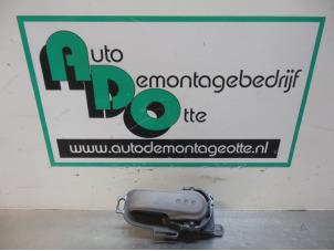 Begagnade Dörrhandtag, 4-dörrars, höger fram Nissan Micra (K12) 1.2 16V Pris € 15,00 Marginaltabell erbjuds av Autodemontagebedrijf Otte