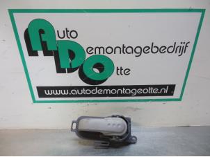Begagnade Dörrhandtag, 4-dörrars, höger bak Nissan Micra (K12) 1.2 16V Pris € 15,00 Marginaltabell erbjuds av Autodemontagebedrijf Otte