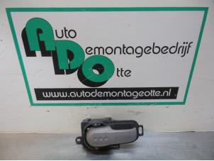 Begagnade Dörrhandtag, 4-dörrars, vänster fram Nissan Micra (K12) 1.2 16V Pris € 15,00 Marginaltabell erbjuds av Autodemontagebedrijf Otte