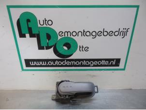 Begagnade Dörrhandtag, 4-dörrars, vänster bak Nissan Micra (K12) 1.2 16V Pris € 15,00 Marginaltabell erbjuds av Autodemontagebedrijf Otte