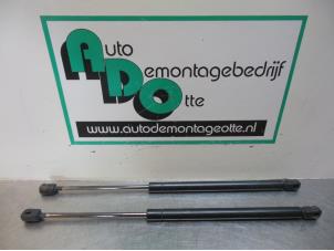 Używane Zestaw amortyzatorów gazowych tylnej klapy Toyota Corolla (E12) 1.6 16V VVT-i Cena € 20,00 Procedura marży oferowane przez Autodemontagebedrijf Otte