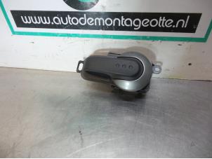 Begagnade Dörrhandtag, 4-dörrars, vänster fram Nissan Note (E11) 1.4 16V Pris € 10,00 Marginaltabell erbjuds av Autodemontagebedrijf Otte