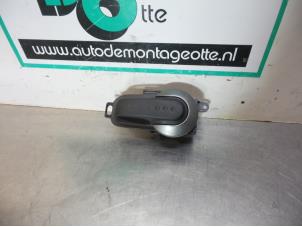 Begagnade Dörrhandtag, 4-dörrars, vänster bak Nissan Note (E11) 1.4 16V Pris € 10,00 Marginaltabell erbjuds av Autodemontagebedrijf Otte
