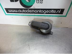 Begagnade Dörrhandtag, 4-dörrars, höger fram Nissan Note (E11) 1.4 16V Pris € 10,00 Marginaltabell erbjuds av Autodemontagebedrijf Otte