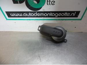 Begagnade Dörrhandtag, 4-dörrars, höger bak Nissan Note (E11) 1.4 16V Pris € 10,00 Marginaltabell erbjuds av Autodemontagebedrijf Otte