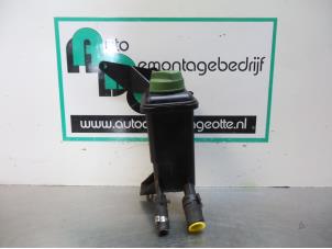 Begagnade Styrservotank Volkswagen Passat Variant (3B6) 2.0 20V Pris € 15,00 Marginaltabell erbjuds av Autodemontagebedrijf Otte