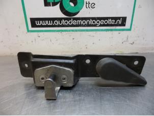 Begagnade Bakdörrhandtag, minibuss/van Opel Vivaro 1.9 DI Pris € 25,00 Marginaltabell erbjuds av Autodemontagebedrijf Otte