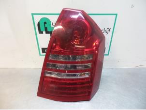 Używane Tylne swiatlo pozycyjne prawe Chrysler 300 C 2.7 V6 24V Cena € 100,00 Procedura marży oferowane przez Autodemontagebedrijf Otte