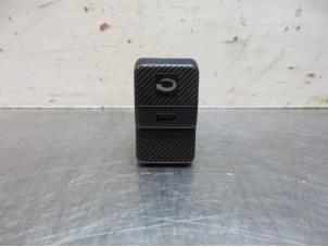 Gebruikte Schakelaar Luchtcirculatie Volkswagen Transporter/Caravelle T4 2.4 D,Caravelle Prijs € 10,00 Margeregeling aangeboden door Autodemontagebedrijf Otte