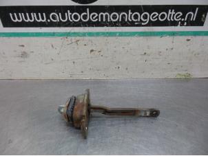 Begagnade Dörrstopp, 2-dörrars, vänster Honda CRX (EG/EH) 1.6 ESi 16V Pris € 15,00 Marginaltabell erbjuds av Autodemontagebedrijf Otte