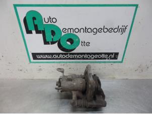 Gebruikte Remklauw (Tang) links-achter Renault Megane II (BM/CM) 1.4 16V 98 Prijs € 25,00 Margeregeling aangeboden door Autodemontagebedrijf Otte