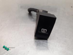 Gebruikte Verwarmingsschakelaar Achterruit Kia Sorento I (JC) 2.5 CRDi 16V Prijs € 10,00 Margeregeling aangeboden door Autodemontagebedrijf Otte