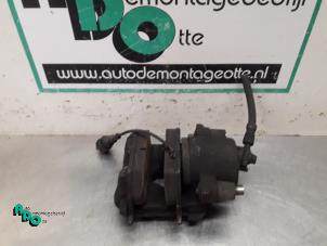 Używane Zacisk hamulcowy lewy przód Volkswagen Golf V (1K1) 1.6 FSI 16V Cena € 20,00 Procedura marży oferowane przez Autodemontagebedrijf Otte